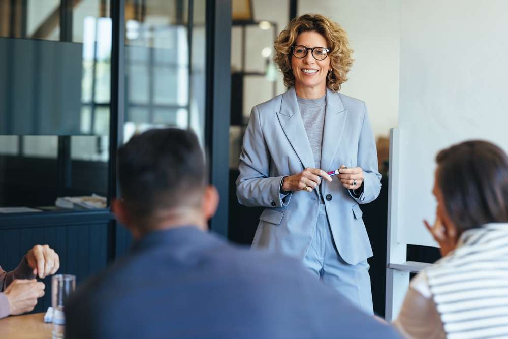 Manager réalisant une présentation à son équipe